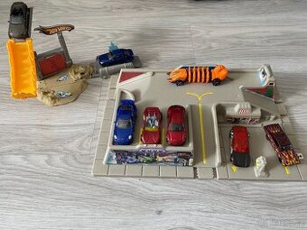 Hot Wheels dráhy + 8 aut
