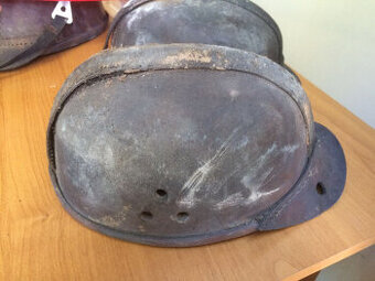 Stará hornická kožená přilba