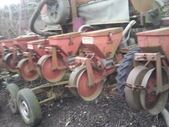 Prodám secí stroj na kukuřici,řepu.8 řádek.