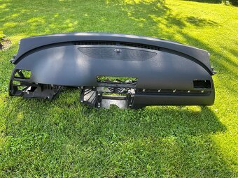 Palubní deska Passat B7 s airbagem spolujezdce a řídící j.