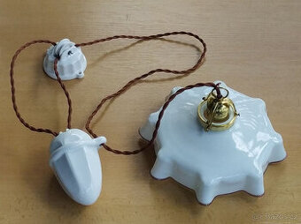 Hezký stahovací lustr / stahovačka s dobovým stínidlem