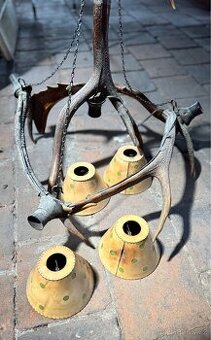 Lustr, Lampa Z jelení ho paroží se 4 světly a stínidly.