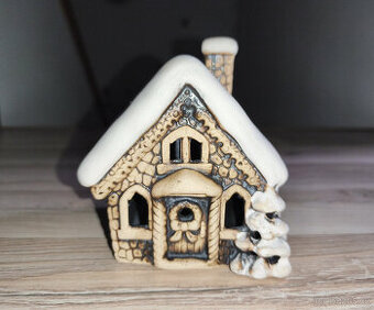 Vánoční dekorace keramická zimní chaloupka s bílou střechou