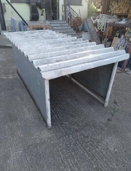 Plechový přístřešek