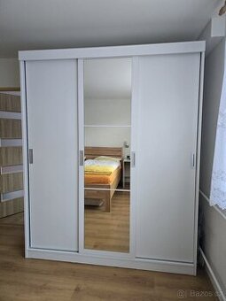 Skříň s posuvnými dveřmi ve Vrchlabí