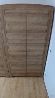 Šatní skříň - barva dub
