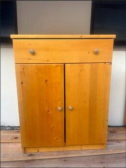 Masivní nabytek z borovice