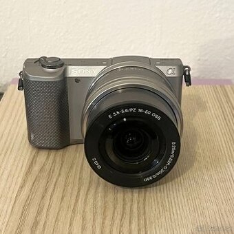 Sony A5000 Stříbrný + objektiv + příslušenství