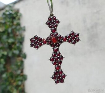 Křížek..., větší stříbrný přívěšek s českými granáty