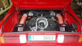 Tatra 613 s karburátory Weber