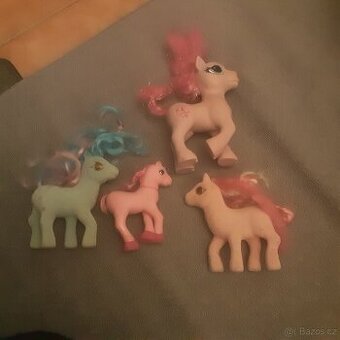 Různé hračky, knihy, obleceni