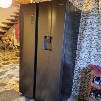 Americká chladící lednice Hisense RS711N4WFE