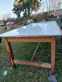 Masivní, těžký stůl