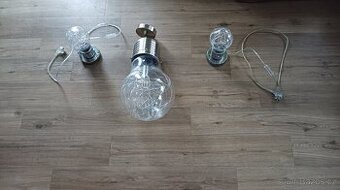 Lustr a lampičky ve tvaru žárovky