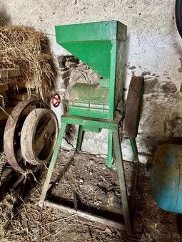 Šrotovník na obilí s motorem