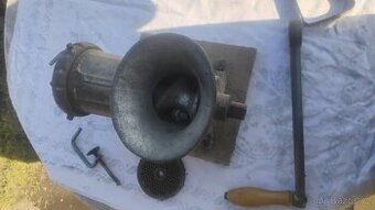 STAROŽITNÝ litinový mlýnek na maso – retro kuchyně / chalupa