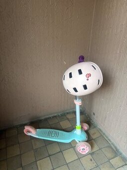 Koloběžka se svítícími kolečky + helma