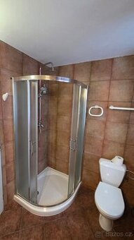 Sprchový kout s keramickou vaničkou