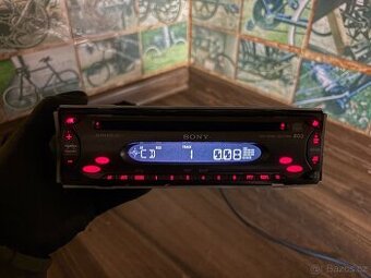 SONY CDX-S2000–Veterán - GOLF, Audi, červené podsvícení,