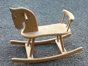 Dětská hračka - dřevěný houpací kůň