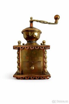 Velmi starý mosazný mlýnek na kávu – bohatě zdobený, dekorat