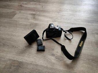 Nikon D3200, nabíječka + dvě baterky