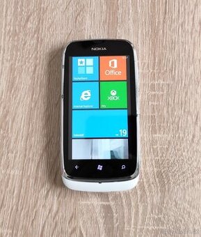 DOTYKOVÝ MOBILNÍ TELEFON NOKIA LUMIA 610 (RM-835)