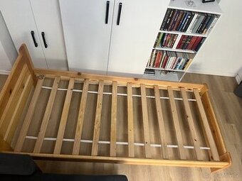 Dřevěná postel s roštem
