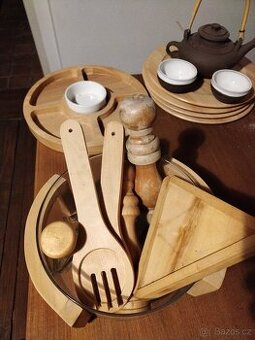 Cajovy set, drevene talire