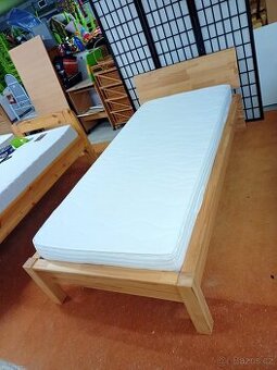 Prodám hezkou postel z masivu 90 x 200 cm