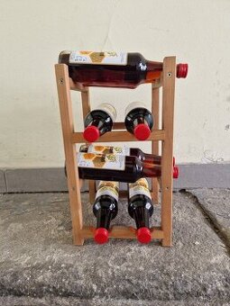 dřevěný regál na 8ks lahví alkoholu