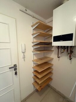 Dřevěné nástěnné regálové police / botník