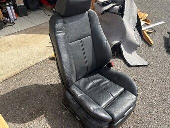 Bmw e39 touring sedačky, černá kůže, mechanické