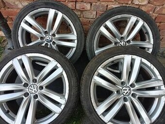 Originální ALU kola VW Passat 18" 5x112 s pěkným zimním obu