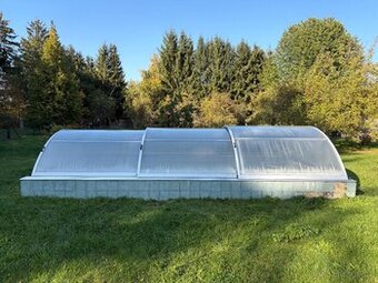 Posuvné zastřešení bazénu (cca 3,65 × 6,5 m) – 3 moduly, stá
