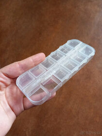 Malá průsvitná lékovka (krabička na léky)