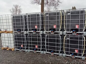 IBC nádrže kontejnery na 1000 litrů černé bílé