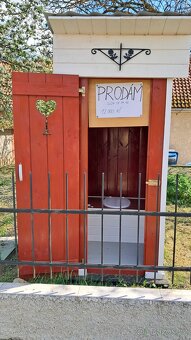 Masivní kadibudka (ruční práce)