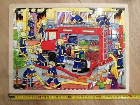 Goki dřevěné puzzle hasiči