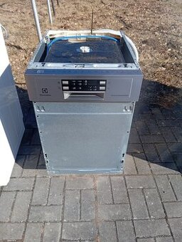 Vestavná myčka Electrolux šíře 45 cm se zárukou