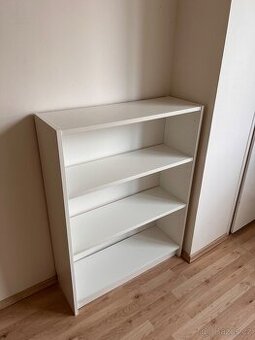 Knihovna s policemi IKEA