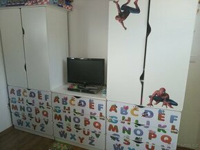 Dětský nábytek (2x šatní skříň, 1x komoda, 1x knihovna