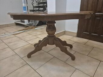 Stolek s intarzovanou kresbou