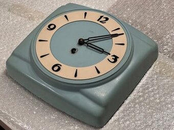 Raritní nástěnné hodiny PRIM – pastelově modré