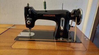 Šicí stroj Minerva v dřevěné skříňce – retro/retro-design