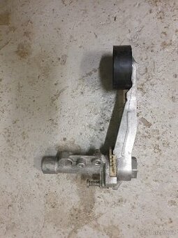 Napínací kladka řemenu.