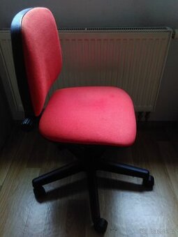 Otočná červená kancelářská židle na kolečkách