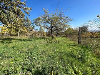 Prodej stavebního pozemku 526 m2 v obci Bukovany v blízkosti - 1
