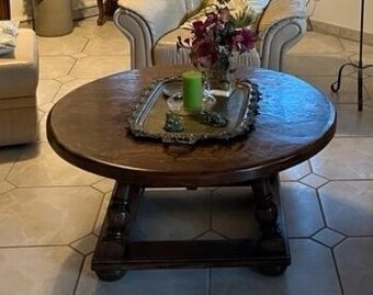 Masivní konferenční stůl