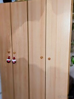 Sestava 2 ks lamino skříní s variabilními policemi – buk